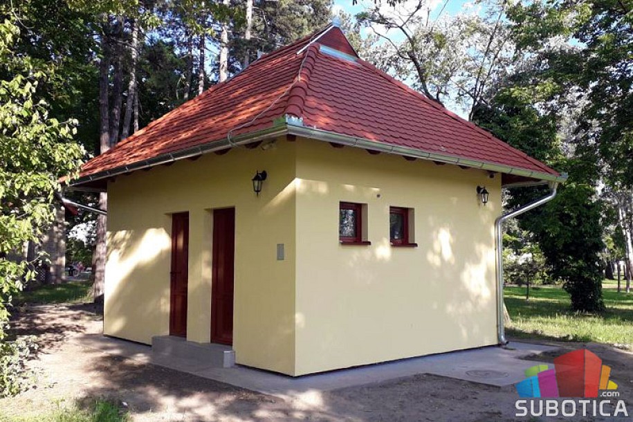 Javni toaleti na Paliću čekaju dozvolu za rad i zakupca