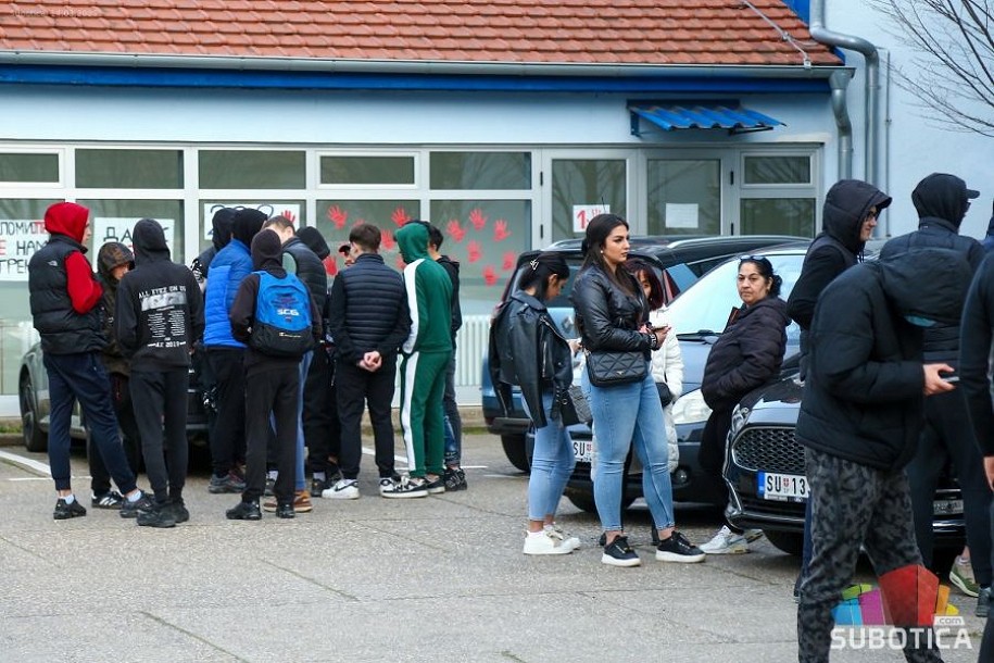 Grupa studenata koja želi povratak nastave okupila se ispred Ekonomskog fakulteta