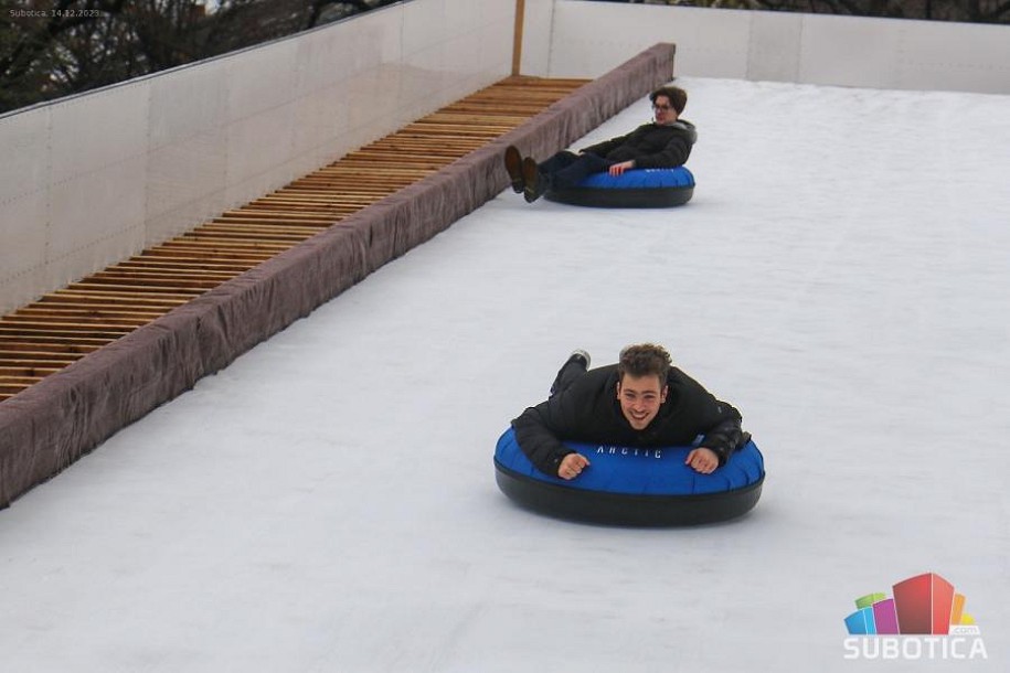 Ledeni tobogan u centru grada počeo sa radom