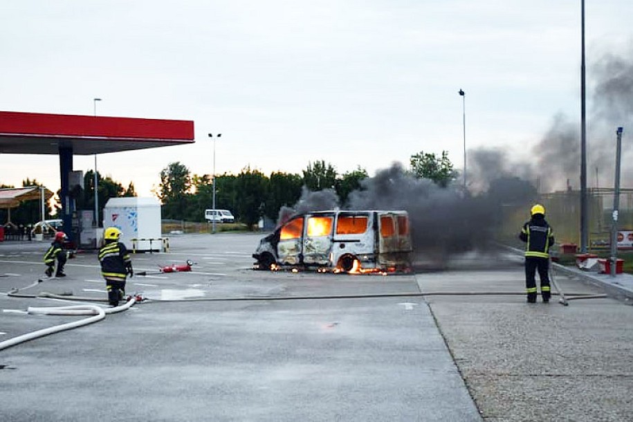 Ugasili zapaljeni kombi na pumpi na auto-putu, spaseni putnici i pas