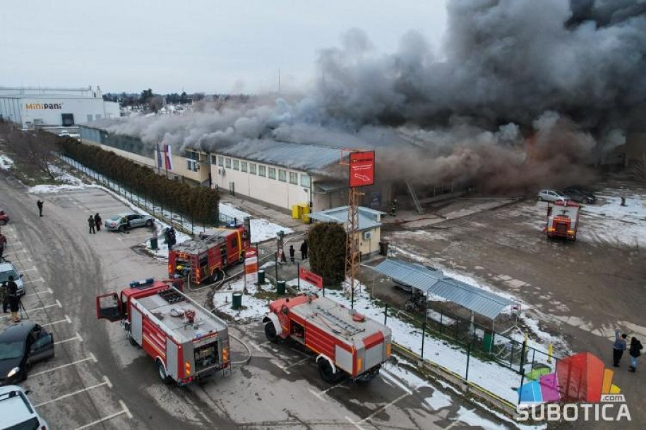 Lokalizovan požar u marketu „Svetofor“, u gašenju učestvovalo 40 vatrogasaca