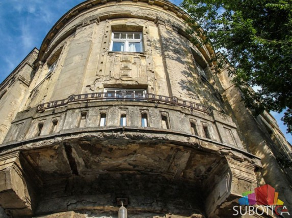 Bez sanacije fasade prazne klupe u Tehničkoj školi