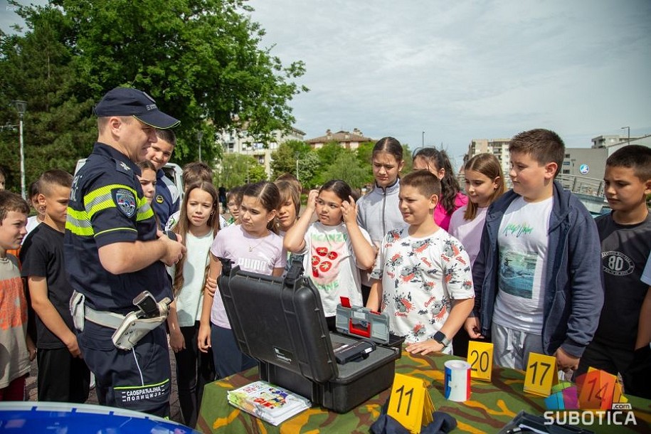 Najmlađi oduševljeni tehničko-taktičkim zborom povodom Dana policije