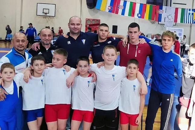 Rvanje: Spartak osvojio pet medalja na Memorijalu u Kanjiži