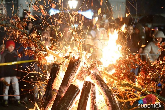 Kraj tradicije: Nema više paljenja badnjaka na Trgu i organizovanog odlaska u šumu