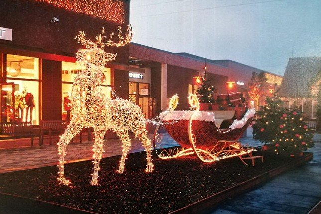 Nikad više novogodišnje rasvete, postaviće se i klizalište ispred Gradske kuće