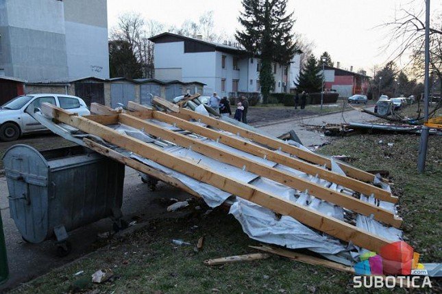 Jak vetar odvalio limeni krov na nižu zgradu i ulicu u Kertvarošu