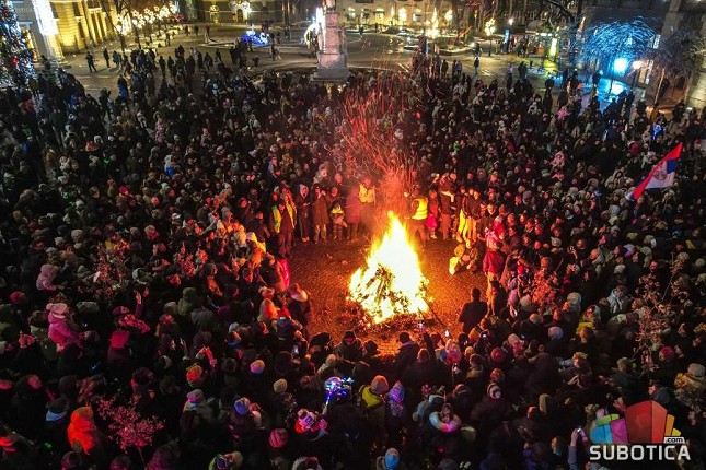 Badnji dan obeležen u pravoslavnim hramovima, na Trgu održano paljenje badnjaka
