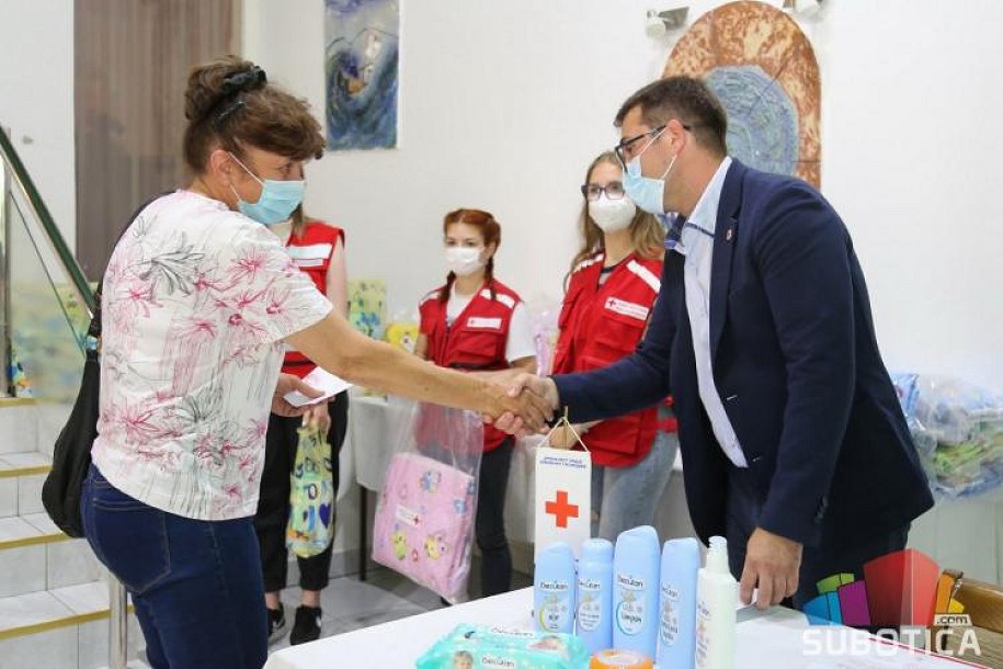Darovane bebe rođene u Nedelji Crvenog krsta