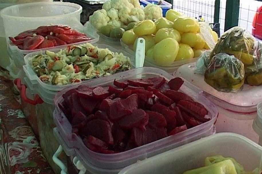 Većina domaćica se organizovalo za zimnicu