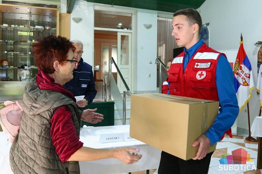 Crveni krst podelom paketa najugroženijim sugrađanima obeležio Svetski dan hrane