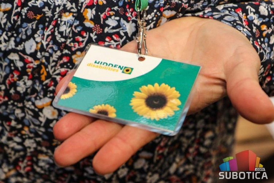 Trake sa suncokretom za veću vidljivost i podršku osoba sa nevidljivim invaliditetom