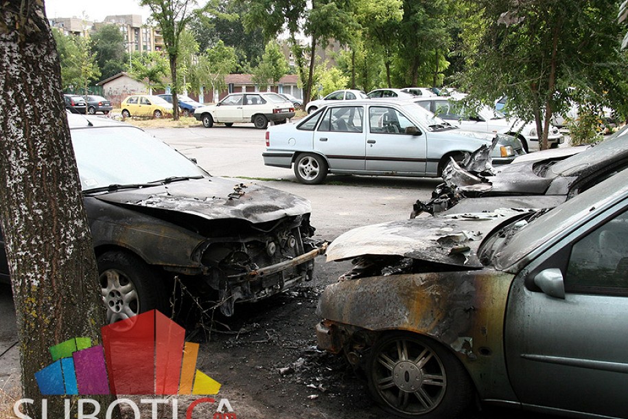 Oštećeno 5 automobila u požaru