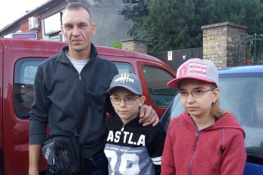 Samohrani otac na dvonedeljnu vojnu vežbu poveo i decu