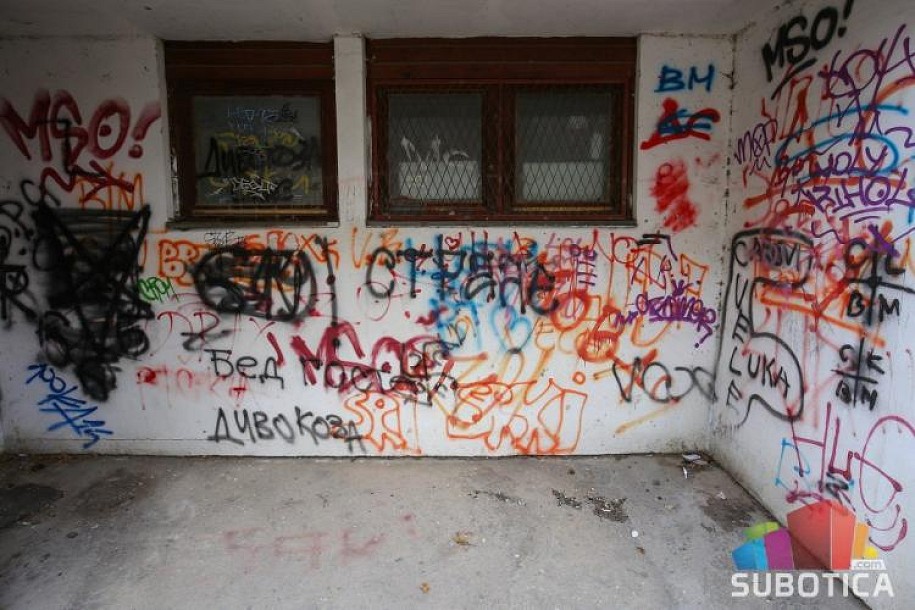 Išarane zgrade ruže Prozivku, vandalima nema ko da stane na put!