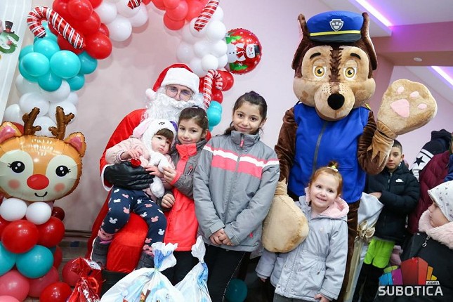 Grupa "Naše malo nekome je sve" darivala paketiće našim najmlađima i proslavila četiri godine rada