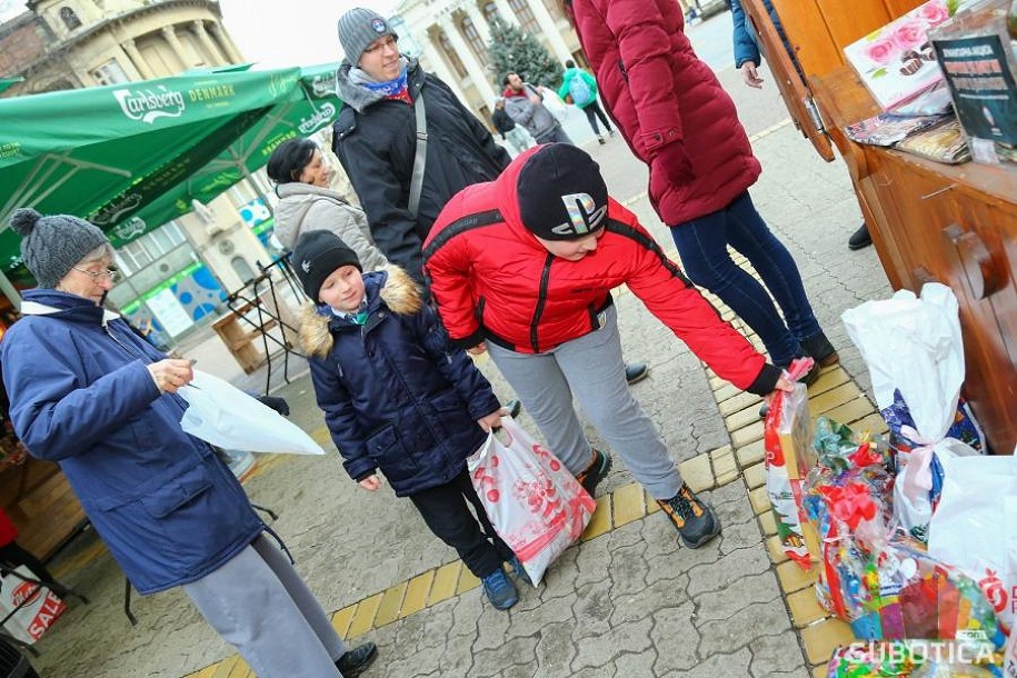 Volonteri organizacije "Svi za Kosmet" prikupili više od 100 hiljada dinara i mnoštvo slatkiša za mališane sa Kosova i Metohije