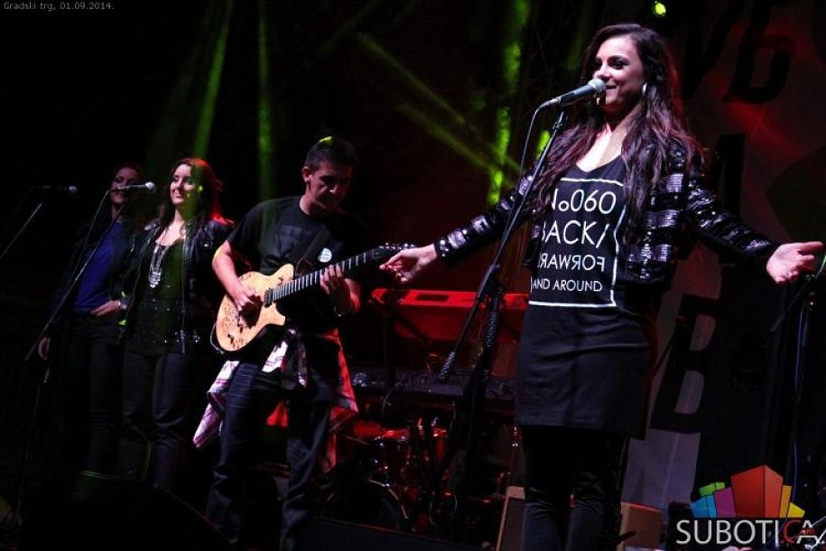 Mirna Radulović na Gradskom trgu pevala sugrađanima