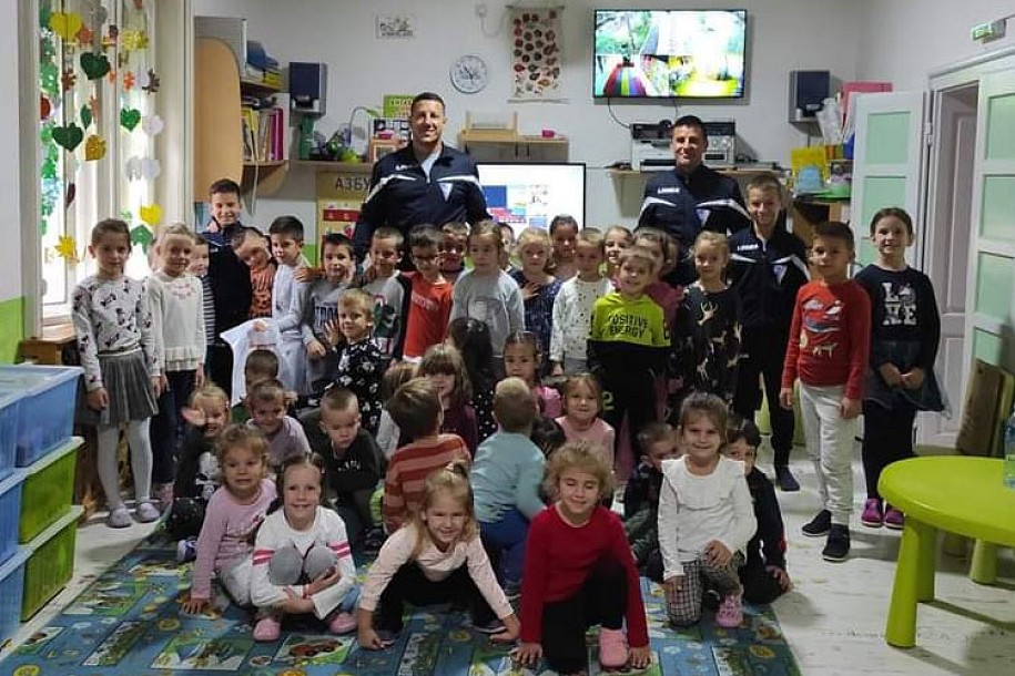 Fudbal: Bivši kapiten Spartaka i mlade nade kluba posetili mališane u predškolskoj ustanovi