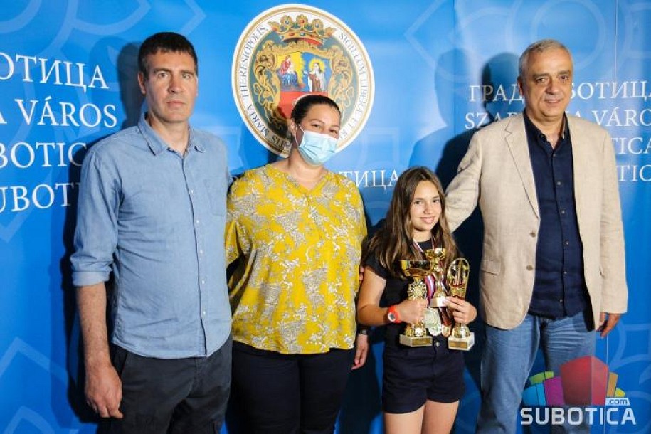 Gradonačelnik Bakić upriličio prijem za Milu Polovinu, perspektivnu teniserku Spartaka