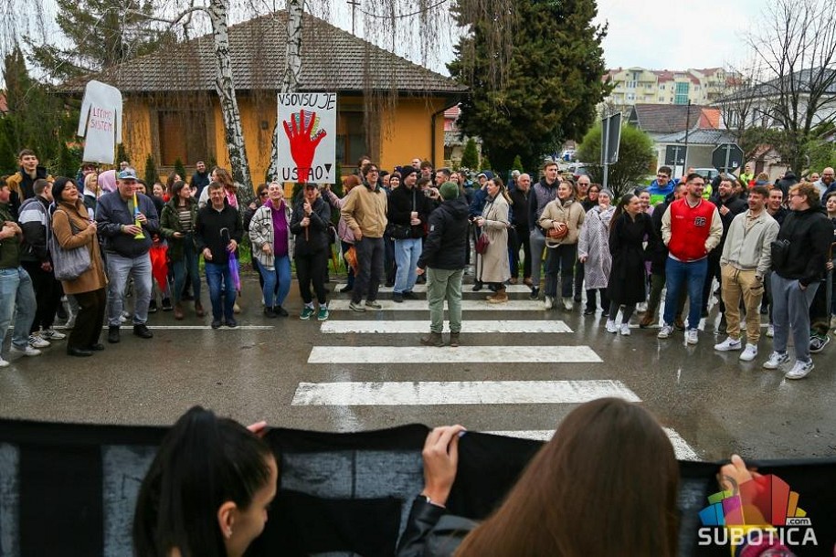 Studenti u blokadi ispred VSOVSU: Ovo je studentska blokada i ne mogu je prekinuti nastavnici bez našeg učešća