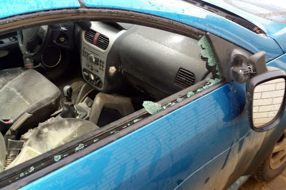 Vandali uništili automobil