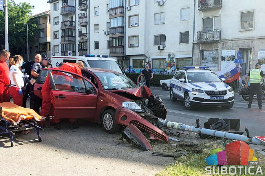 Automobil udario u semafor kod Nove opštine, stub pao na pešake, više povređenih