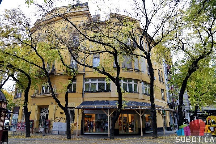 Nadstrešnica kao privremeno rešenje za fasadu koja čeka rekonstrukciju