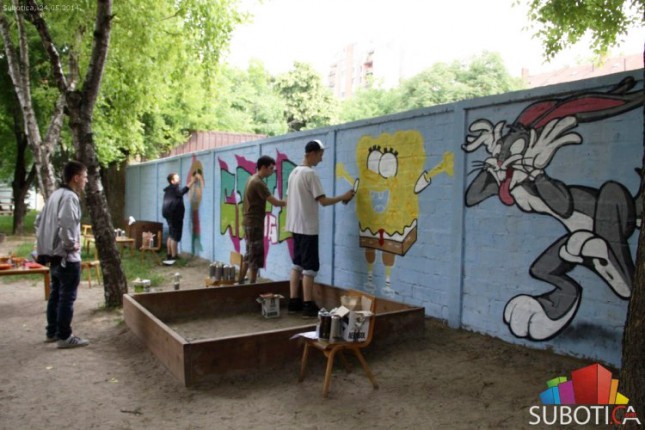 Umetnici oslikali deo zida u dečjem objektu "Kolibri"