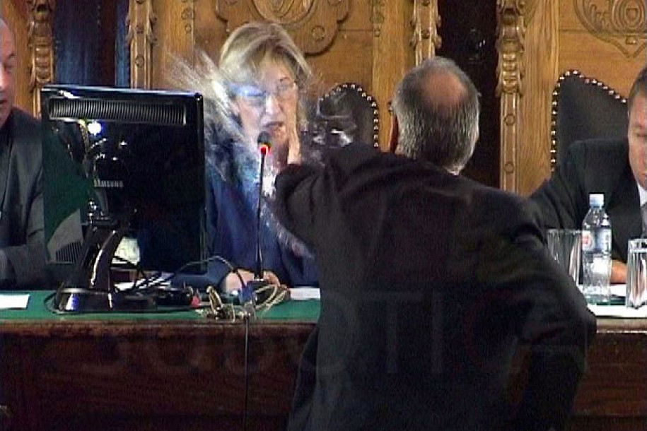 Prva dama Skupštine dobila čašu vode u lice!