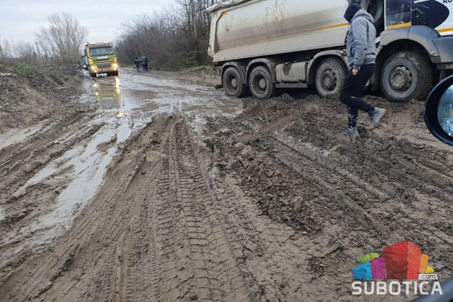 Šleperi izrovarili Čordaški put, automobili ostaju zaglavljeni u blatu