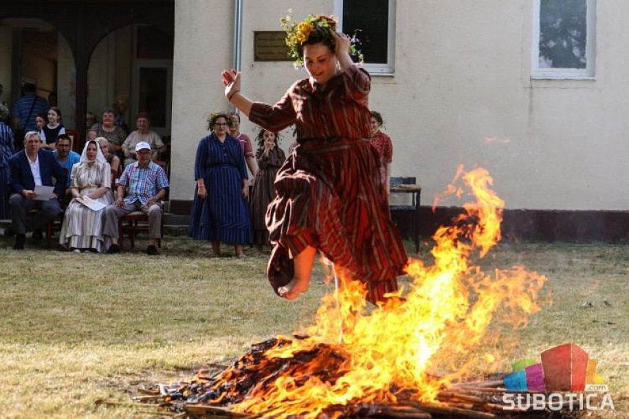 U Maloj Bosni održano tradicionalno preskakanje vatre na Svetog Ivana Cvitnjaka