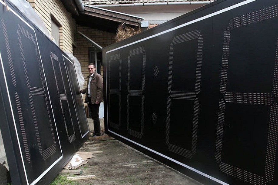Ostrogonac demantuje da nema para za stubove semafora