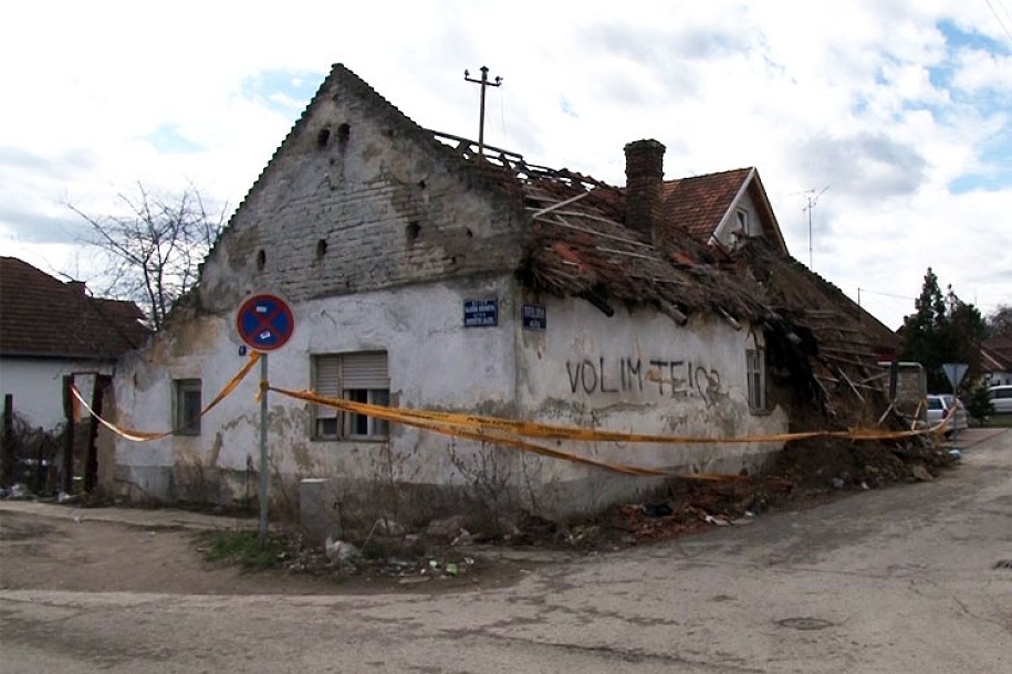 Napuštene kuće pretnja za prolaznike i komšiluk