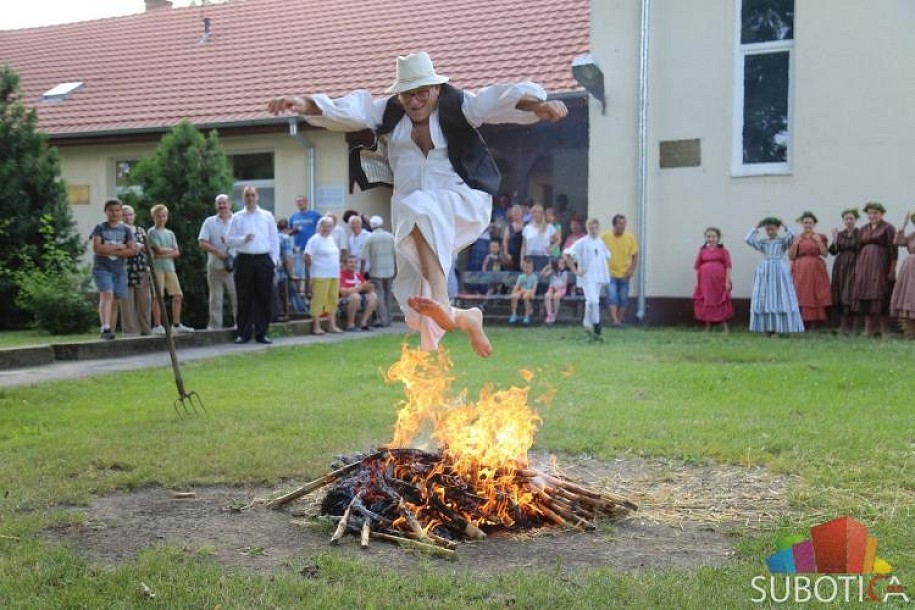 Običaj "preskakanja vatre" održan u Maloj Bosni