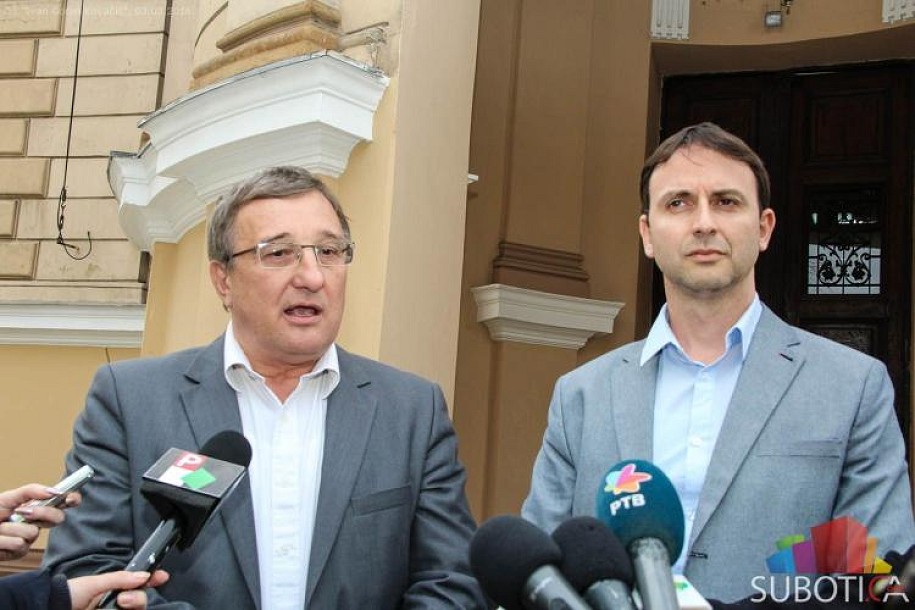 Bolesnoj devojčici drugari pripremaju predstavu za povratak u školu