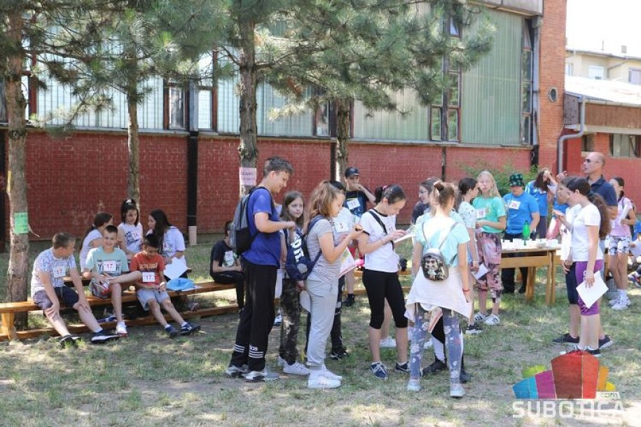 Osnovci se takmičili u snalaženju u prirodi