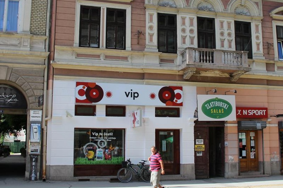 Vip bez dozvole prekrečio fasadu na Korzu
