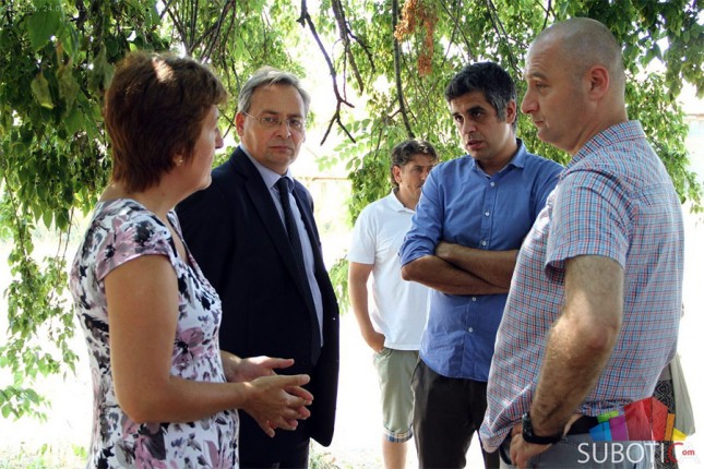 Migrantima u ciglani postavljeni toaleti