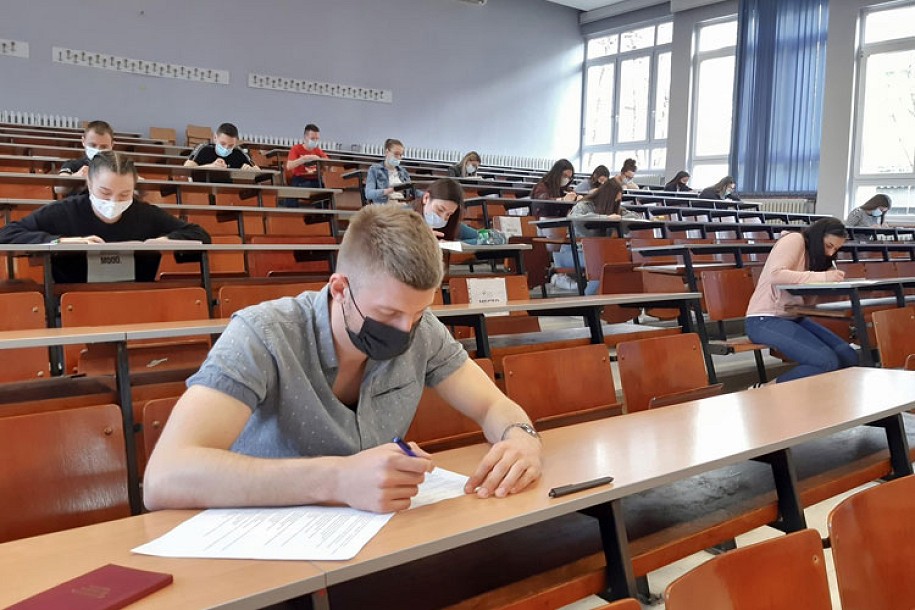 Budući studenti polagali prijemni na Ekonomskom fakultetu
