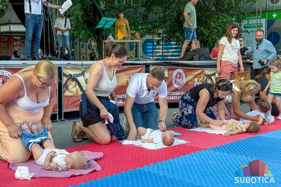"Konferencija beba" okupila oko 40 beba takmičara do dve godine