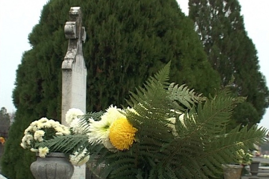 Čišćenje groblja posle praznika