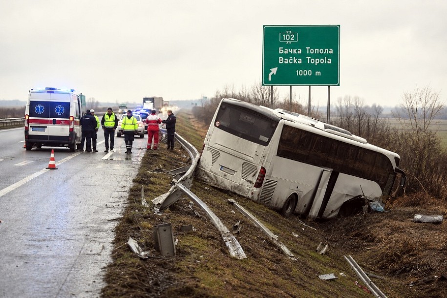 Autobus sleteo sa auto-puta kod Bačke Topole, povređeno 12 osoba