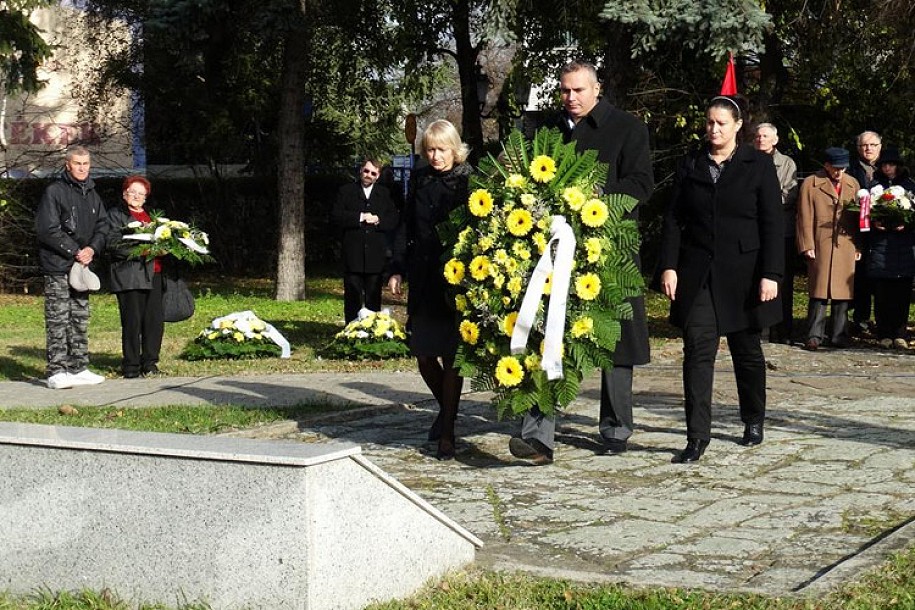 Položeni venci i cveće na spomenik „Balada vešanih“