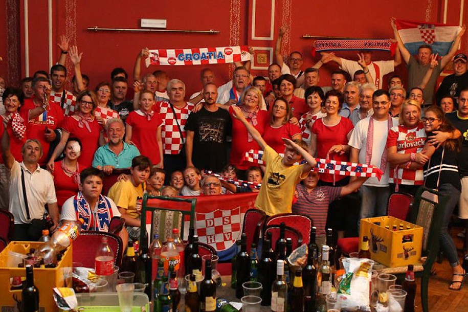 Hrvati organizovano bodrili "vatrene"