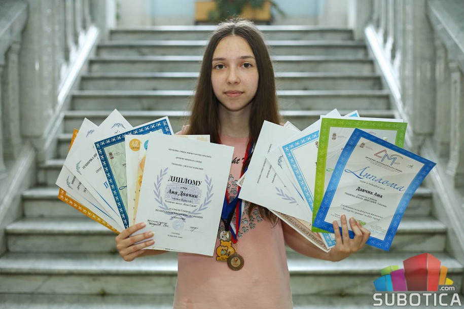 Učenica škole "Ivan Sarić" Ana Davčik niže uspehe iz programiranja, matematike, fizike i engleskog jezika
