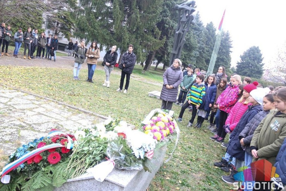 Položeni venci na spomenik "Balada vešanih"