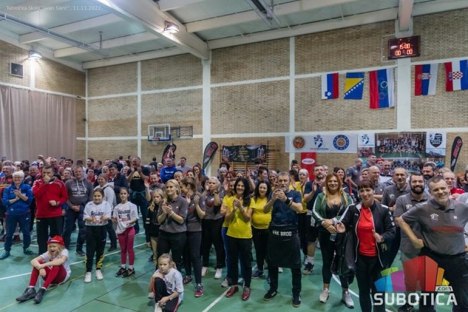 Rukomet: Održan 5. Međunarodni turnir veterana i veteranki, Osijek i Balkan ekspres podigli pehare