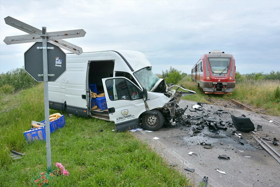 Kombi naleteo na voz na neobezbeđenom pružnom prelazu