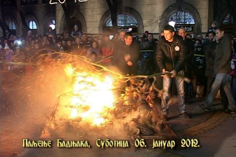 Paljenje badnjaka na Trgu